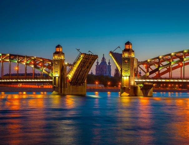 st-petersburg-drawbridge-open-at-night-jpg_header-104330
